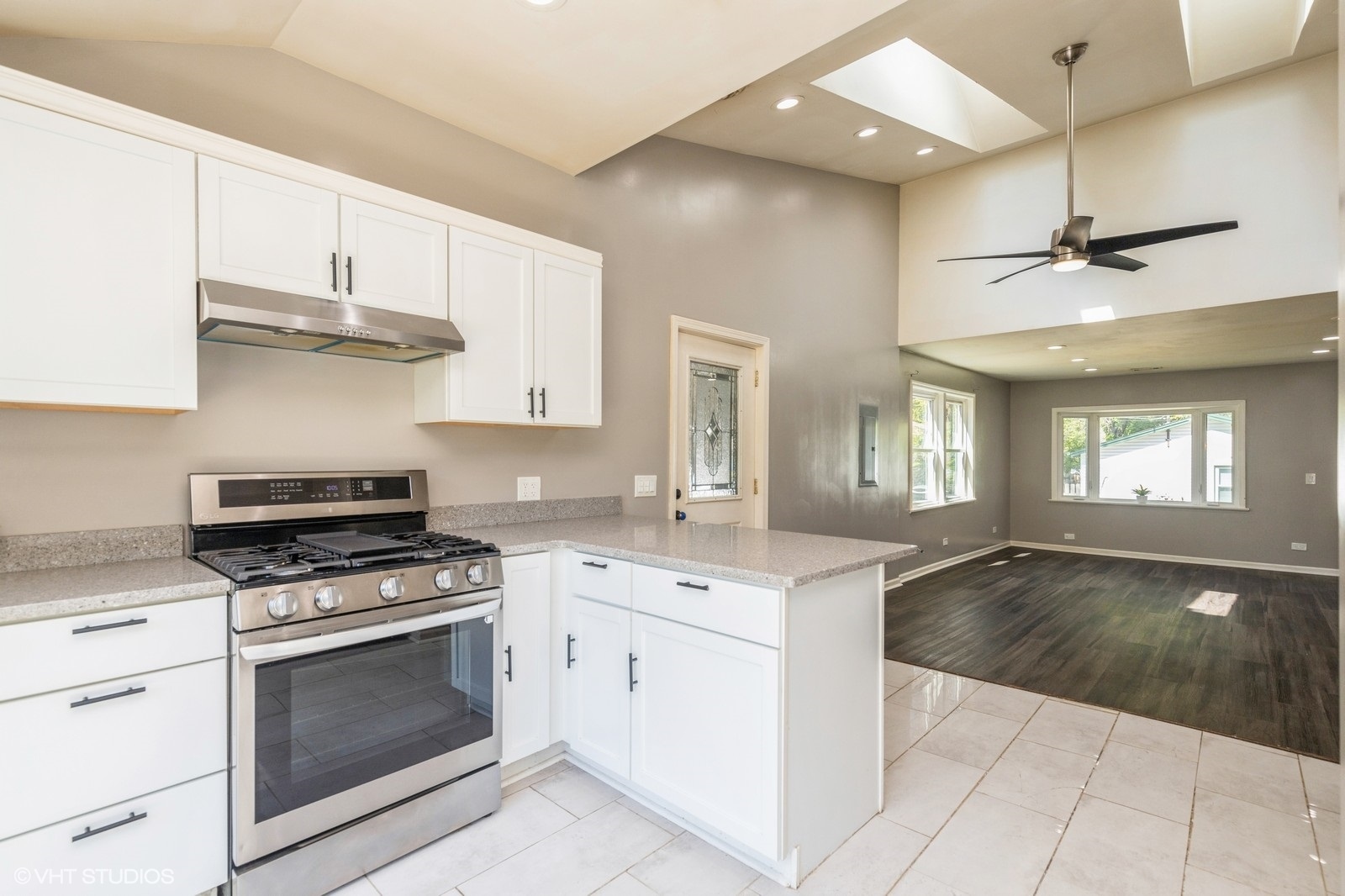 35611 N Grove Avenue Property Photo 7