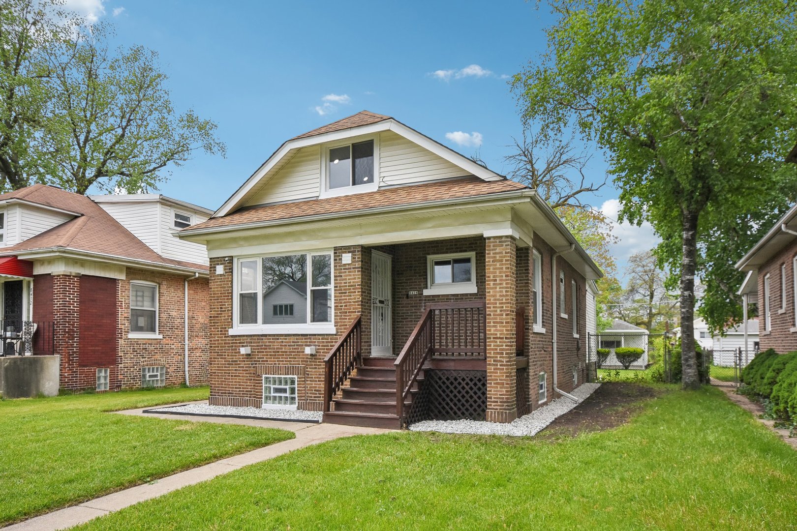 8428 S Rhodes Avenue Property Photo 1