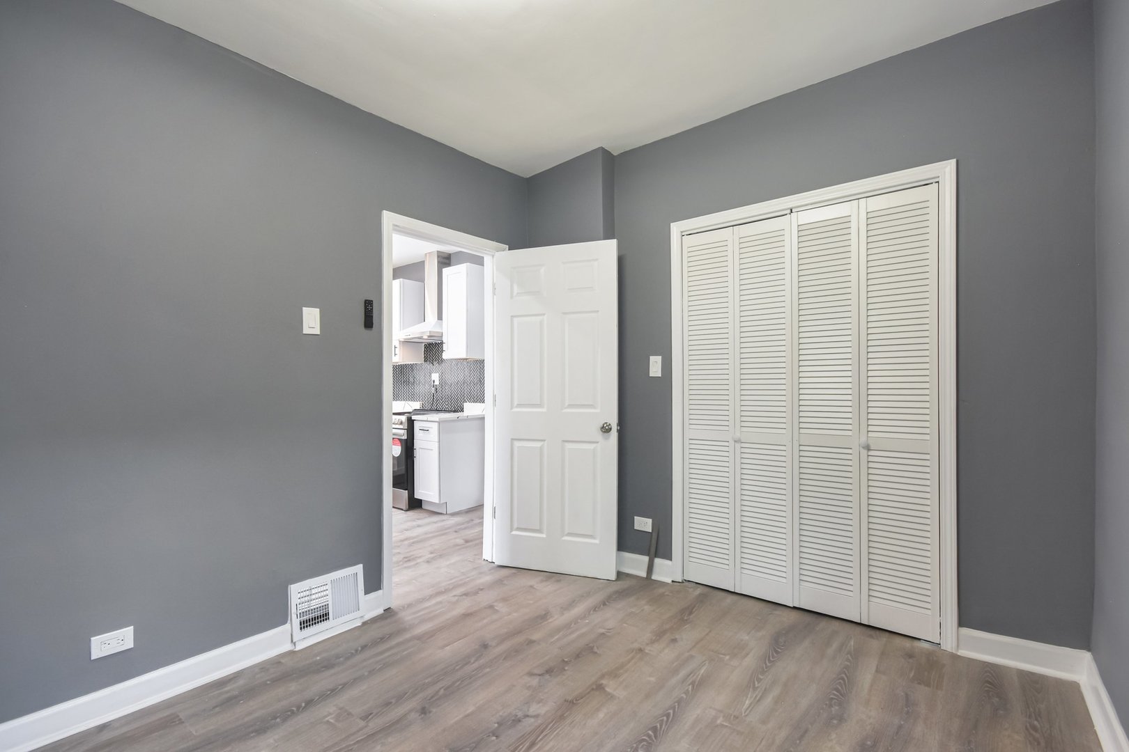 8428 S Rhodes Avenue Property Photo 10