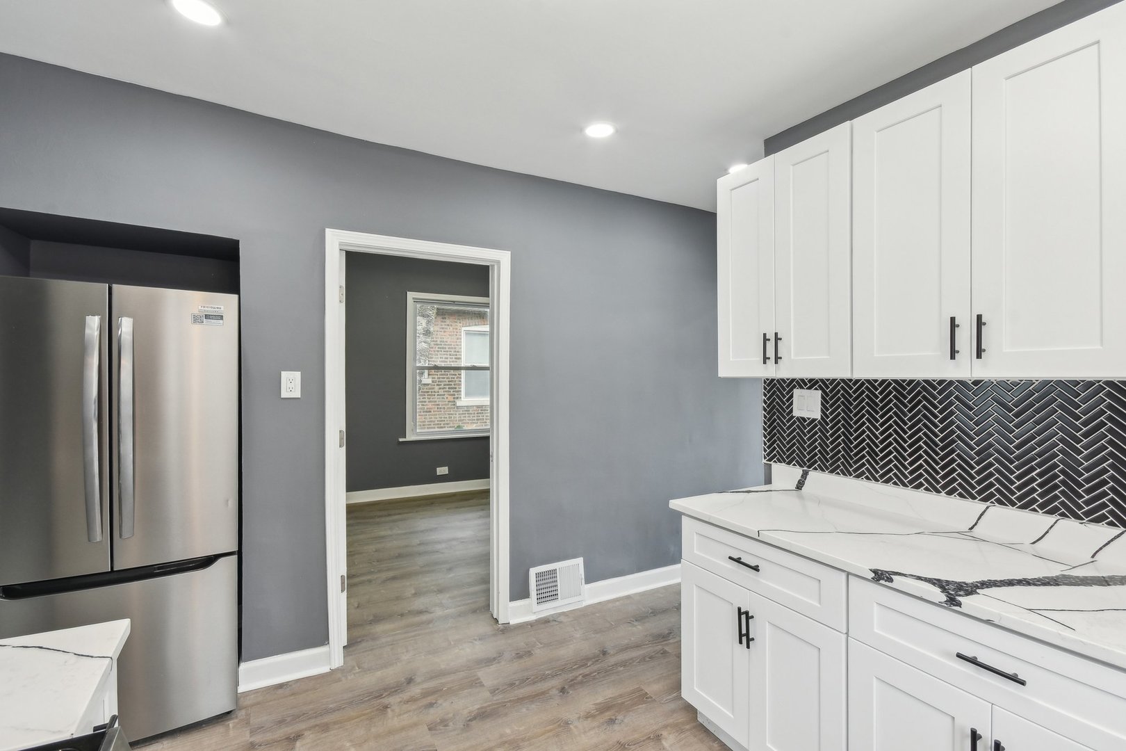 8428 S Rhodes Avenue Property Photo 15