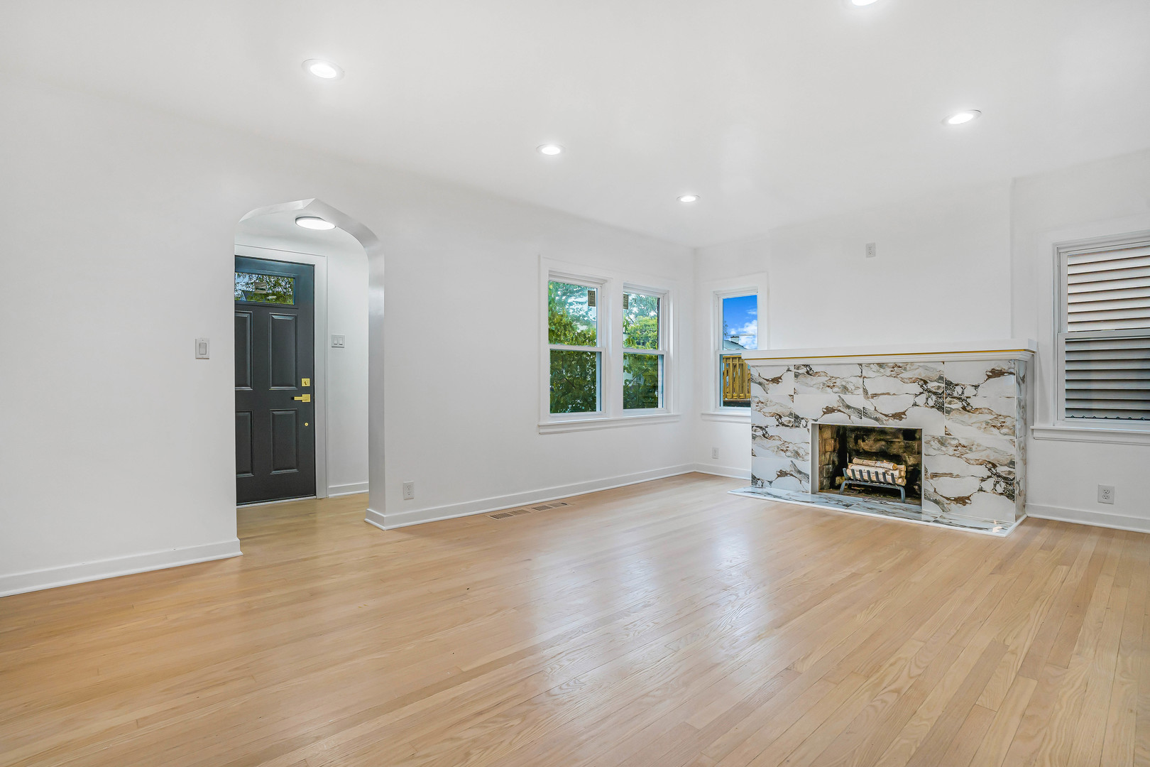 9602 S Troy Avenue Property Photo 3