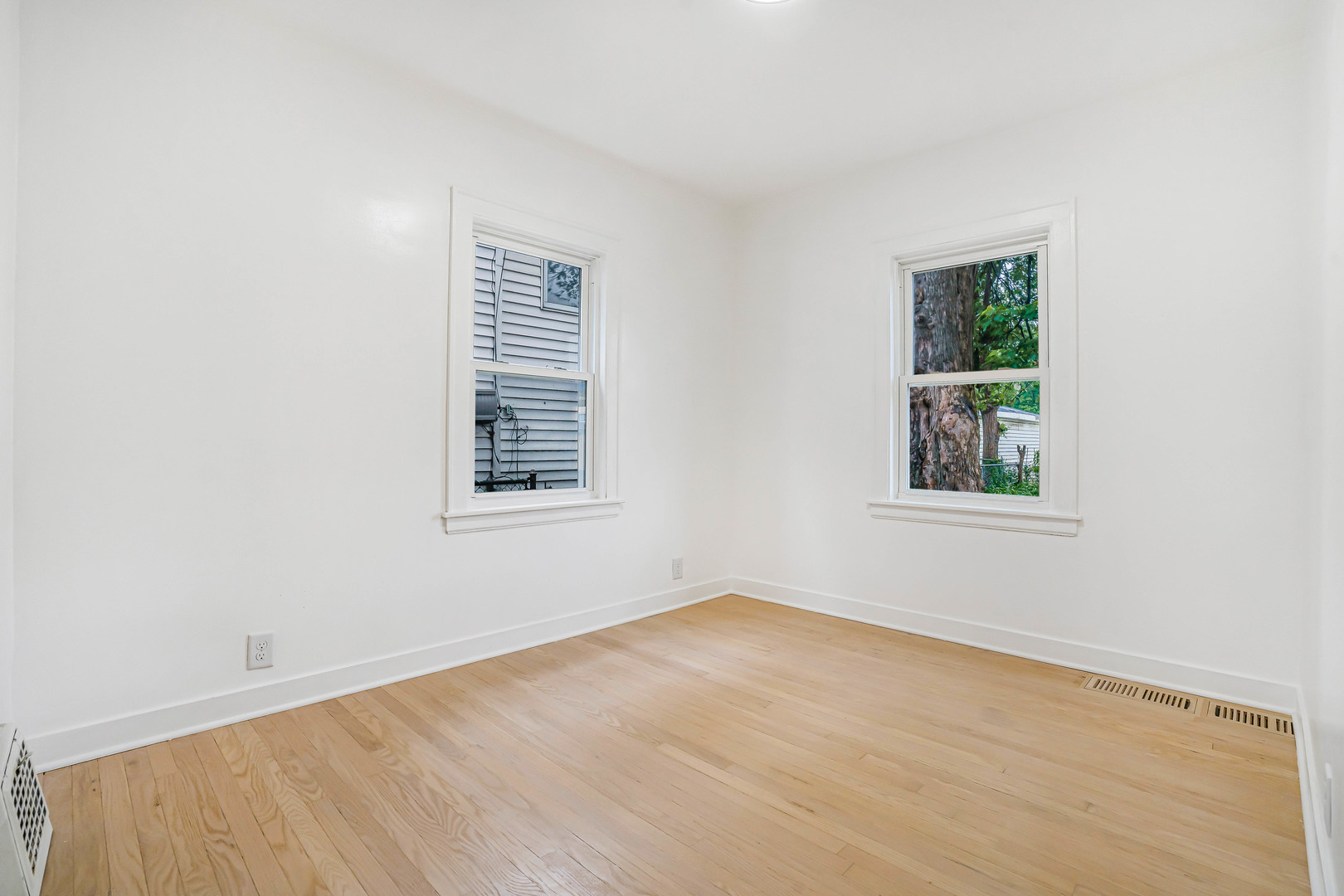 9602 S Troy Avenue Property Photo 6