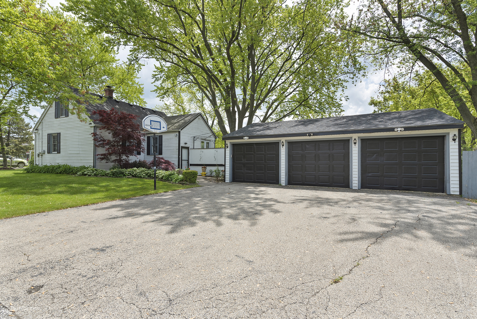 990 Magnolia Avenue Property Photo 3