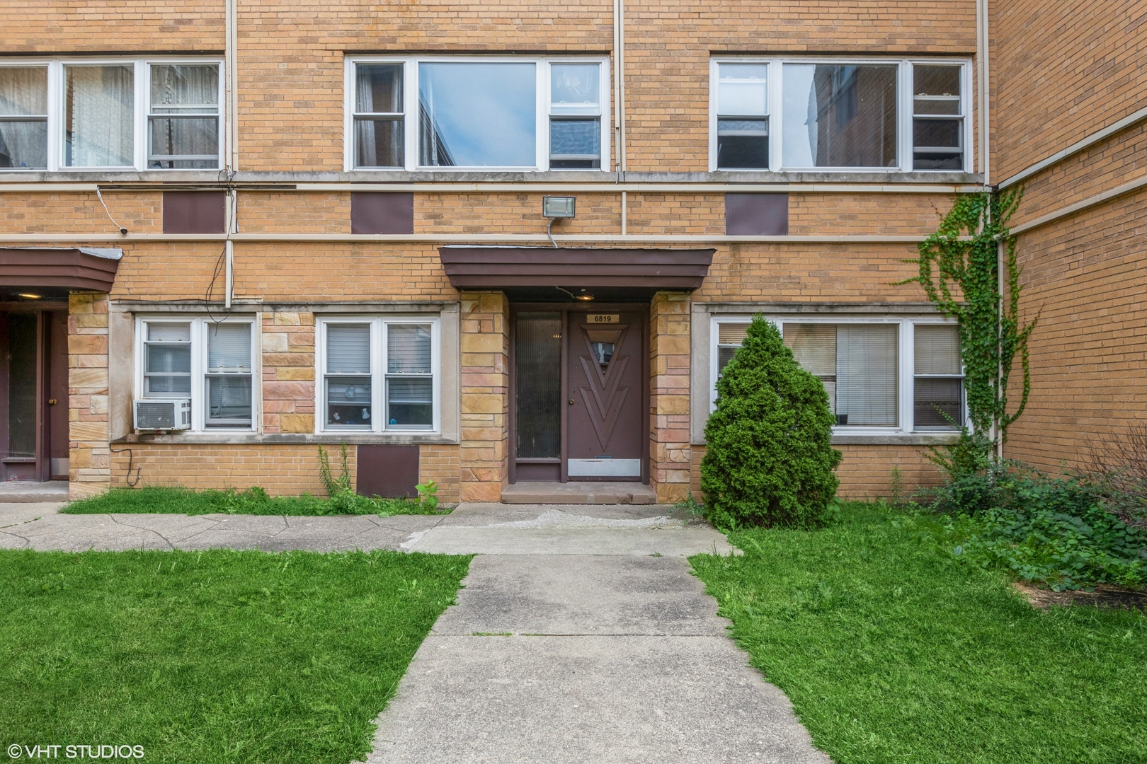 6819 N Seeley Ave Property Photo 1