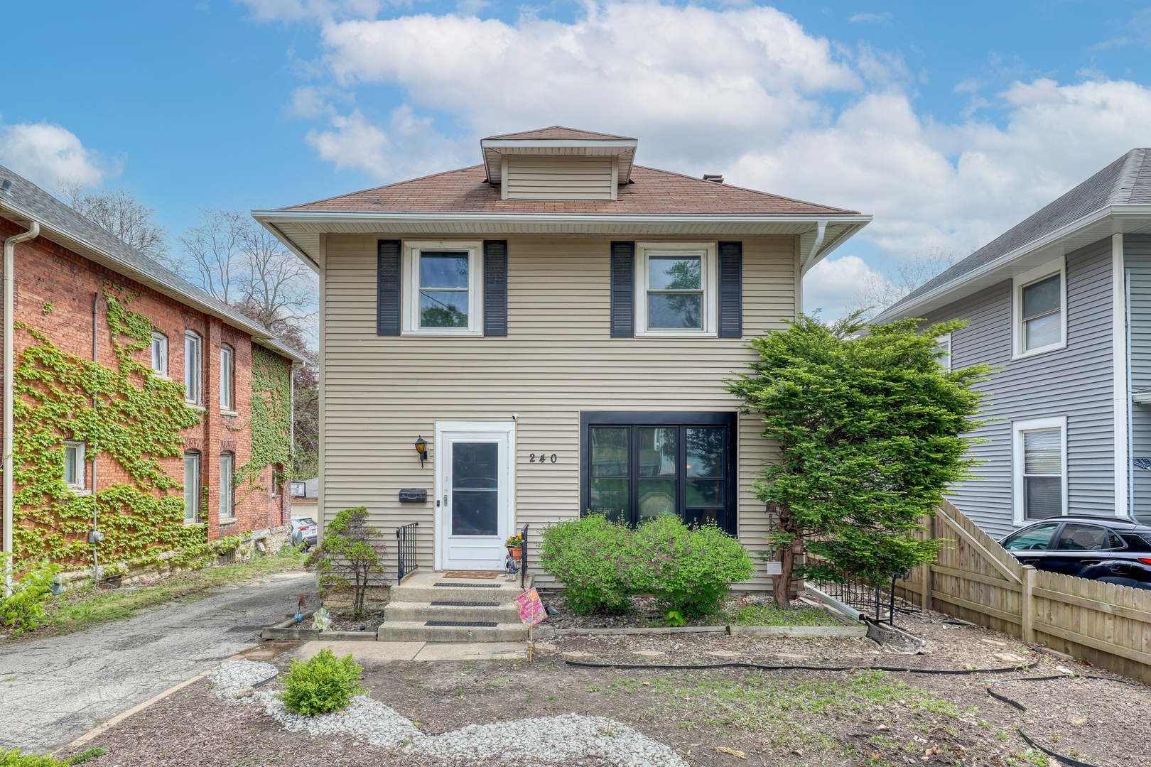 240 N Batavia Ave Property Photo 1