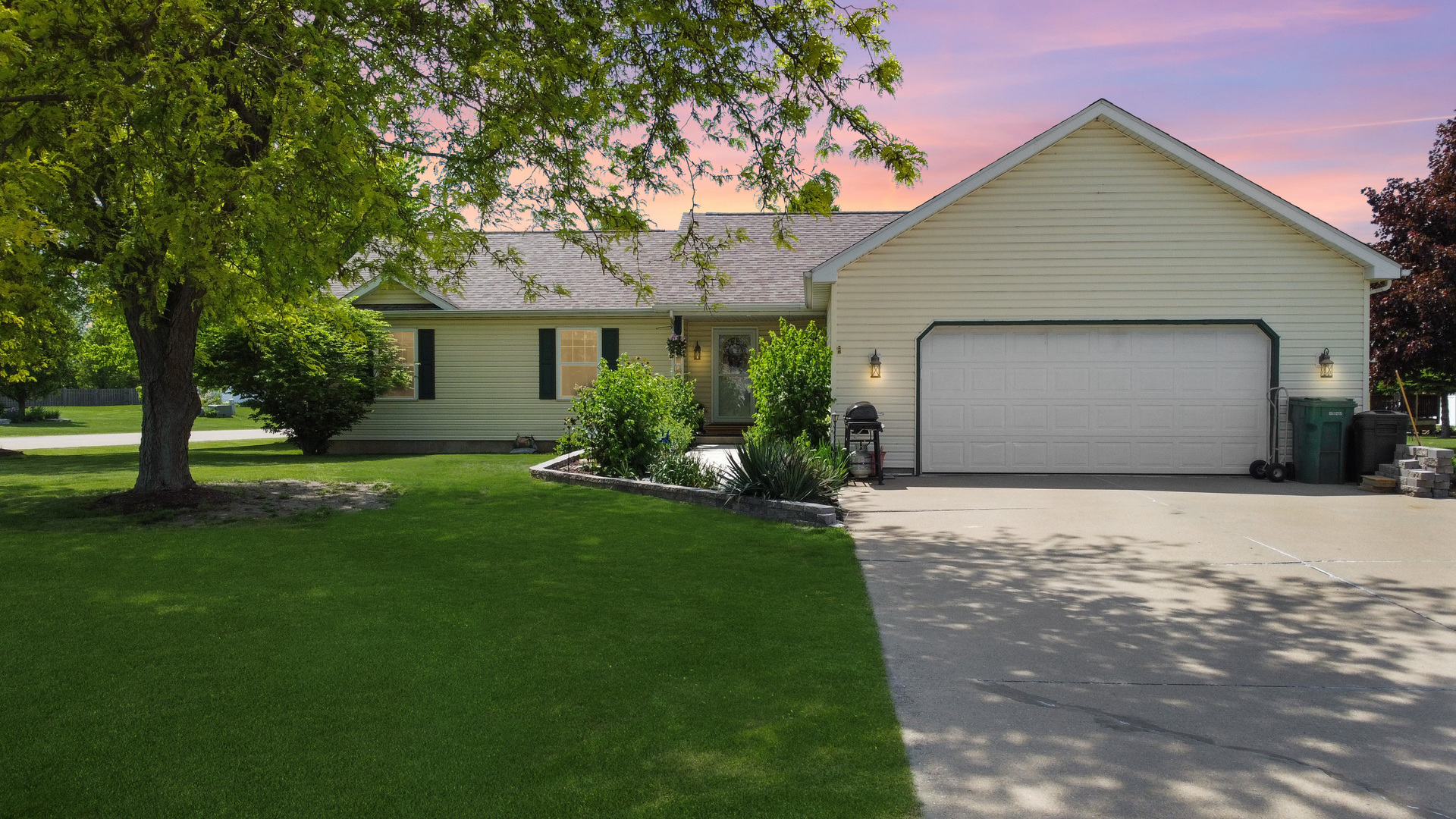 223 W Anderes Circle Property Photo 1