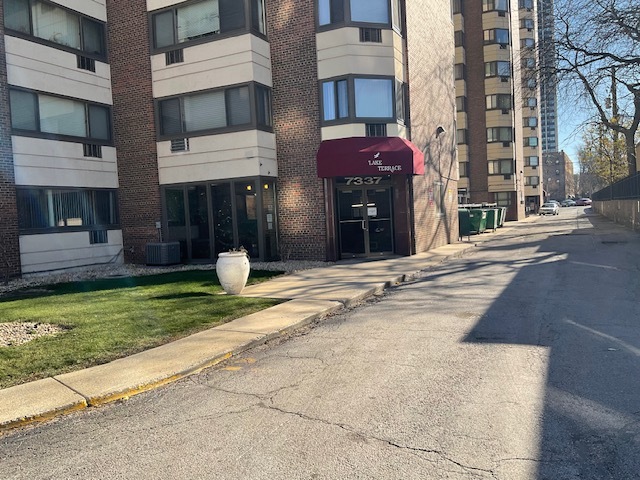 7337 S South Shore Drive 406 Property Photo 1