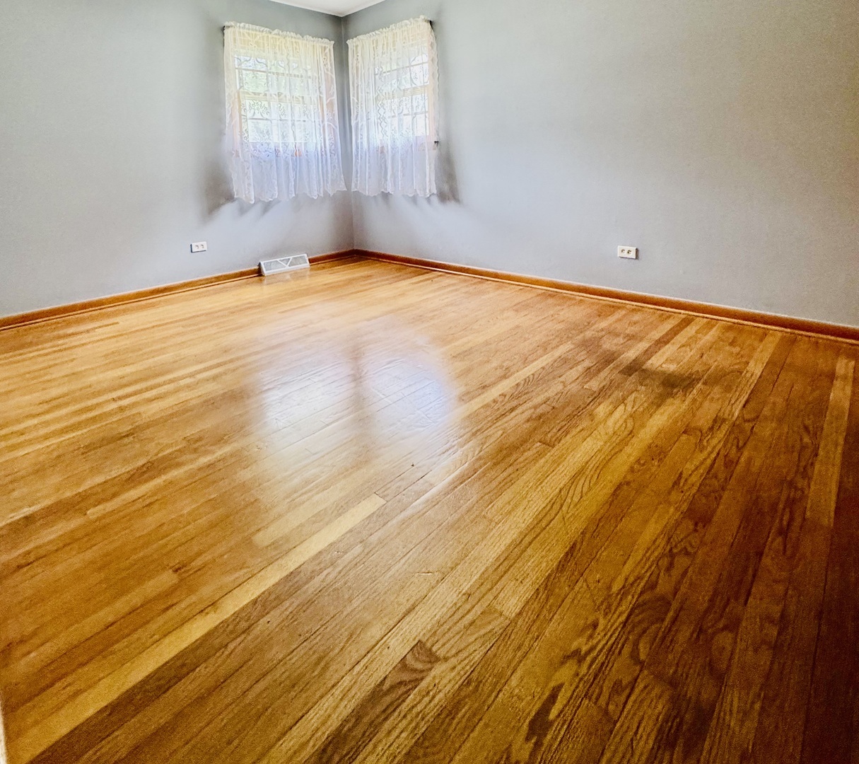 15600 Lawndale Avenue Property Photo 4