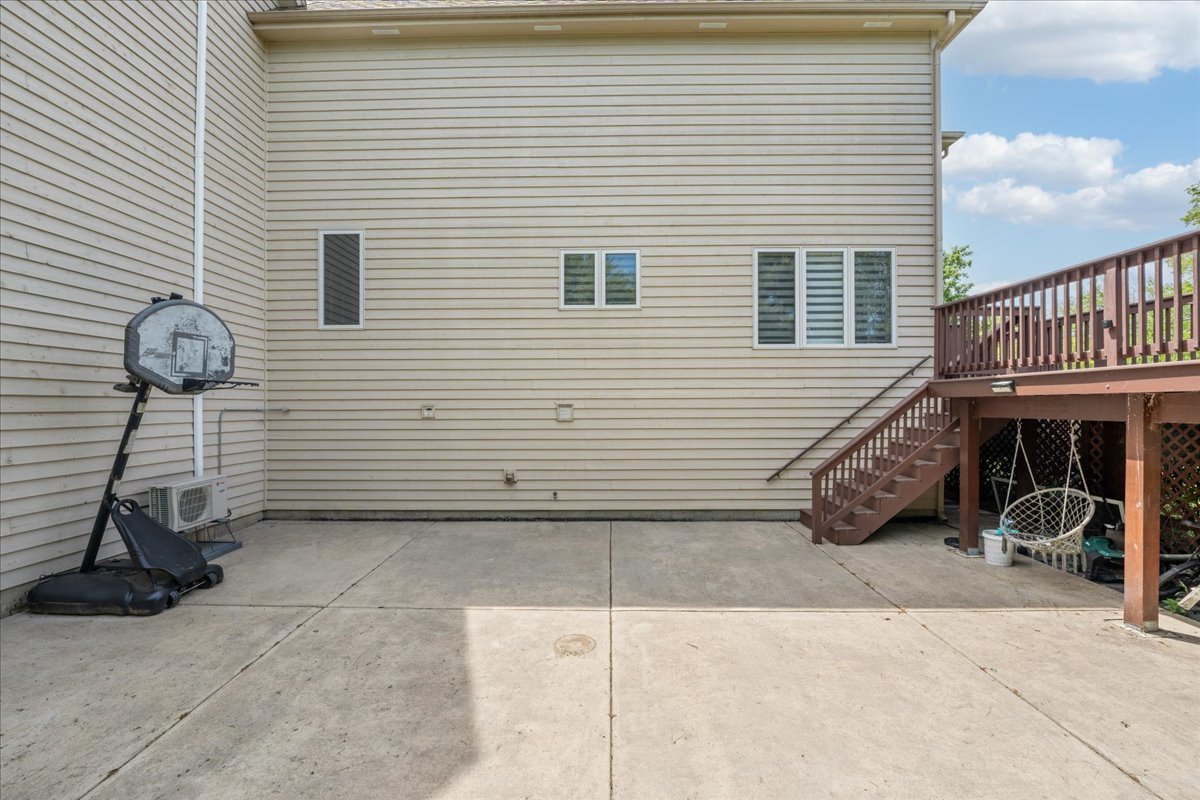 670 Leslie Court Property Photo 5