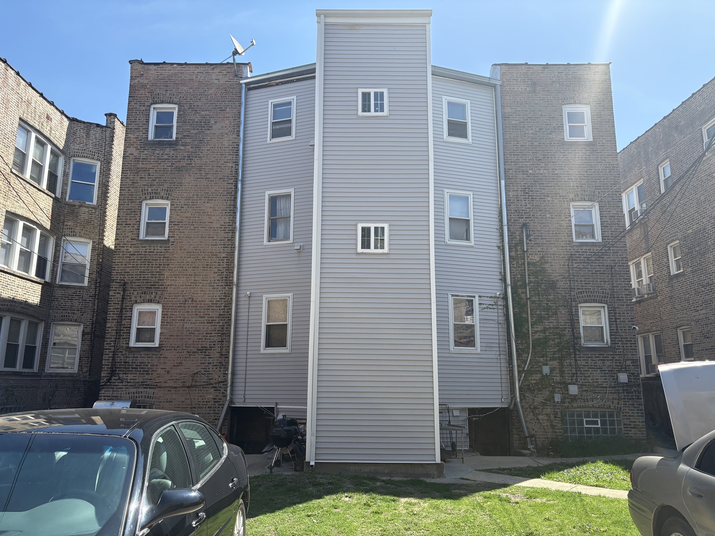 8118 S Ellis Ave Property Photo 4