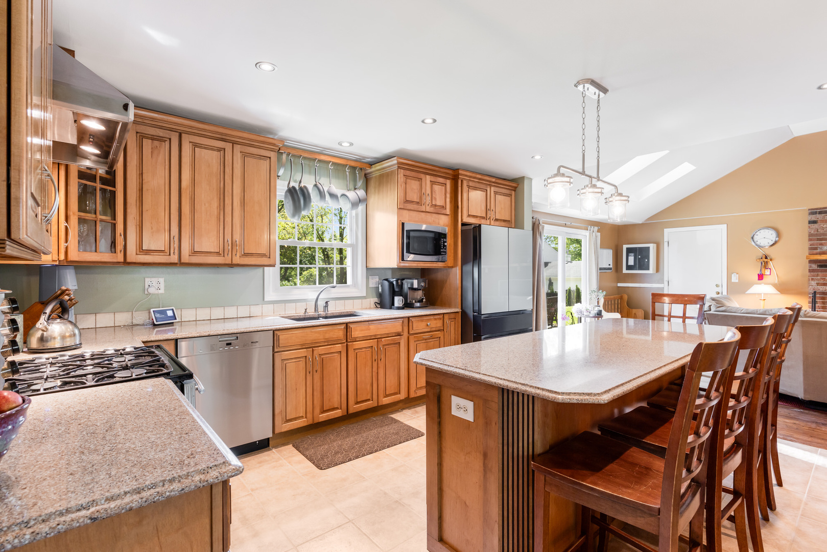 25w303 Gunston Avenue Property Photo 6