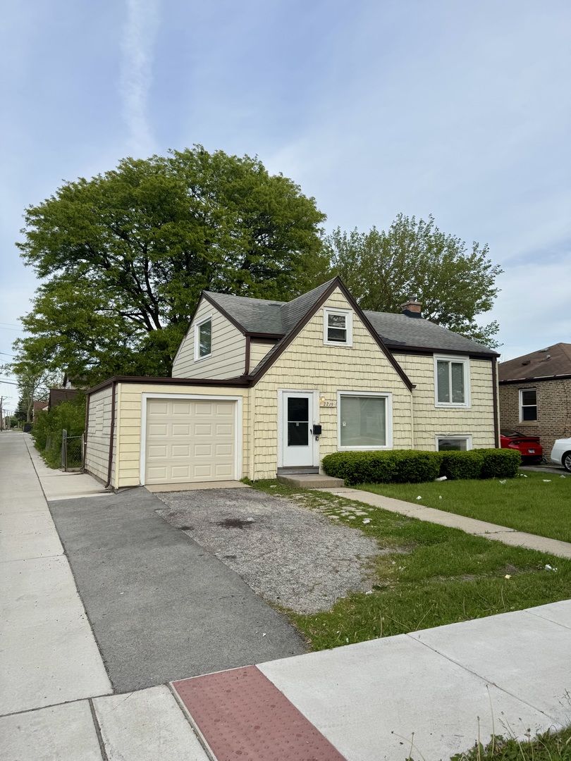 2219 S 13th Avenue Property Photo 1