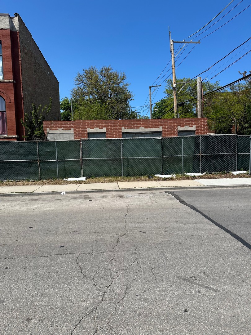212 E 41st Street Property Photo 4
