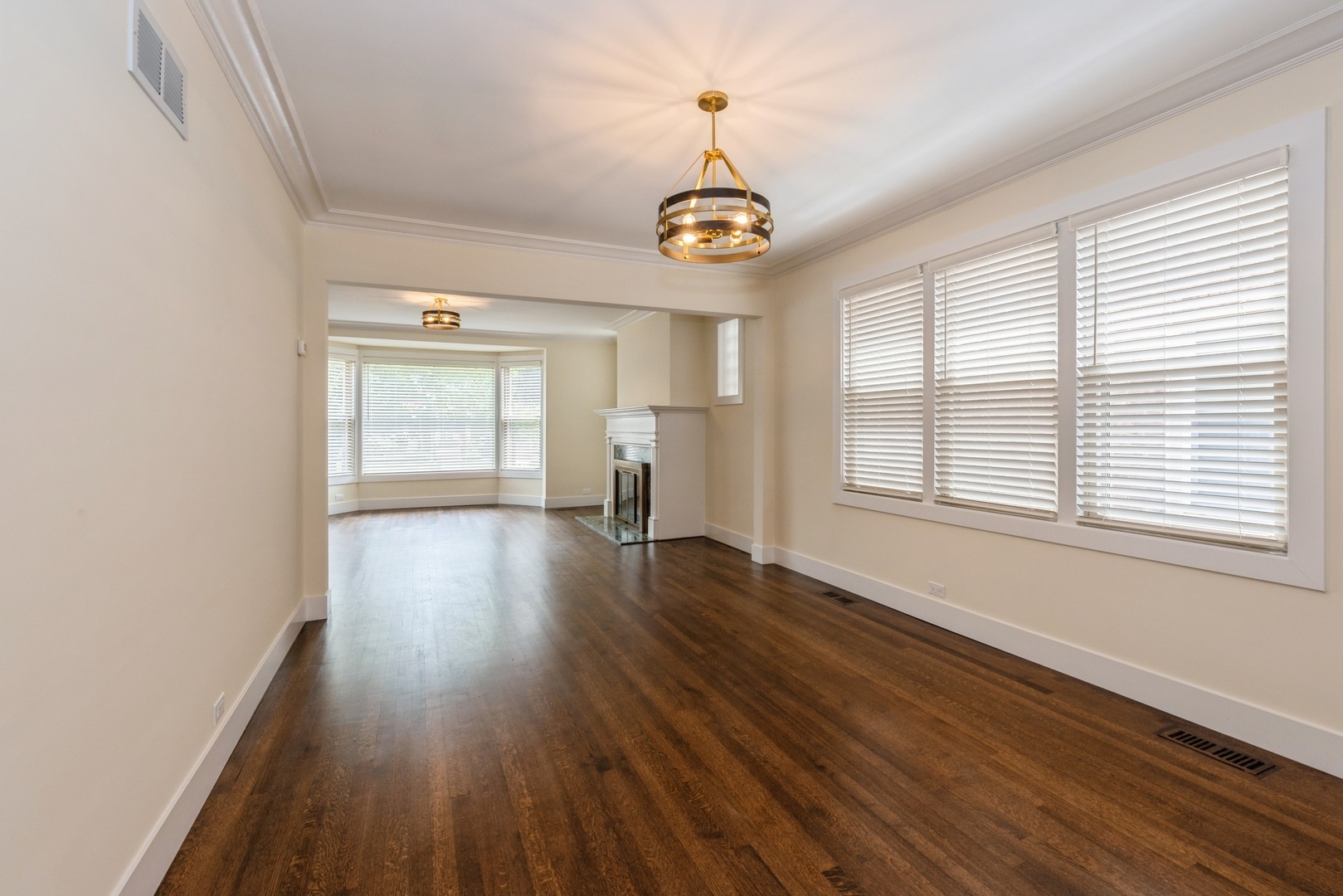 5938 N Sacramento Avenue Property Photo 6