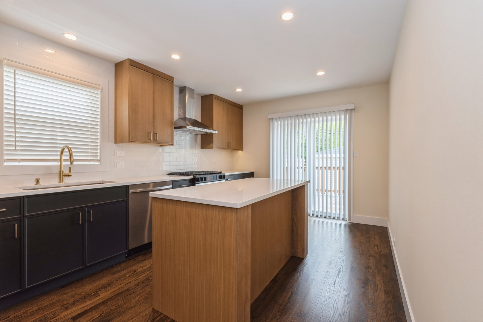 5938 N Sacramento Avenue Property Photo 7