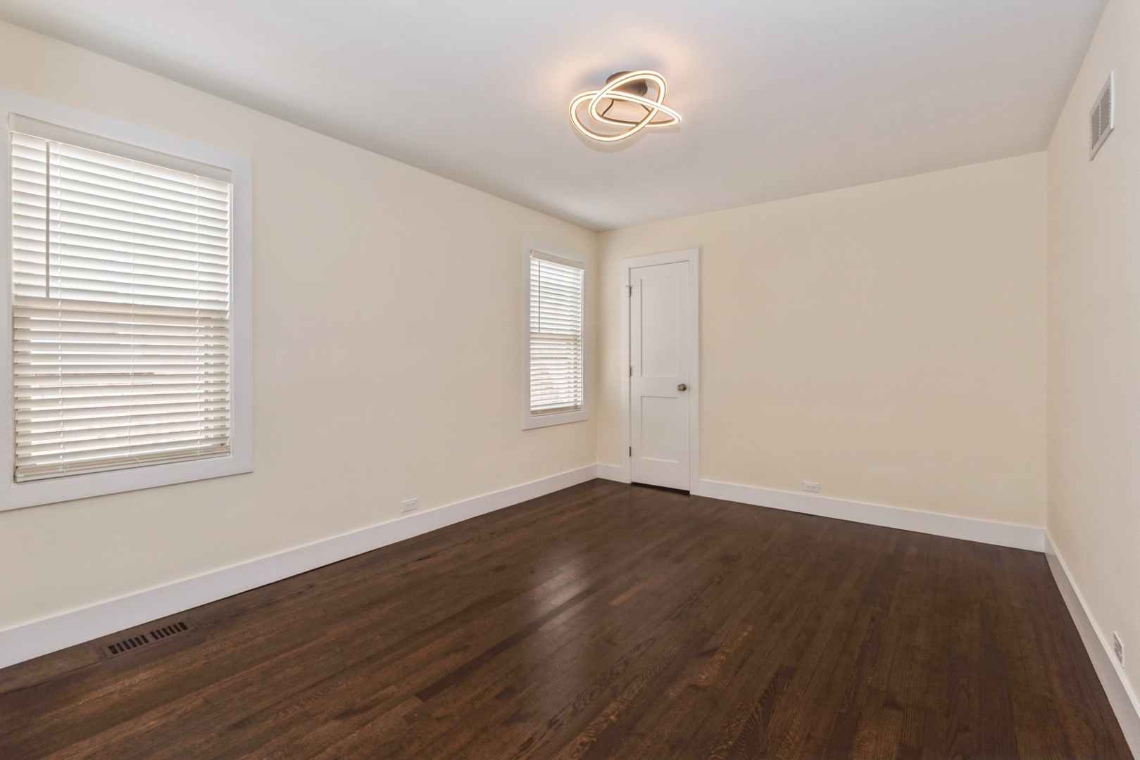 5938 N Sacramento Avenue Property Photo 16