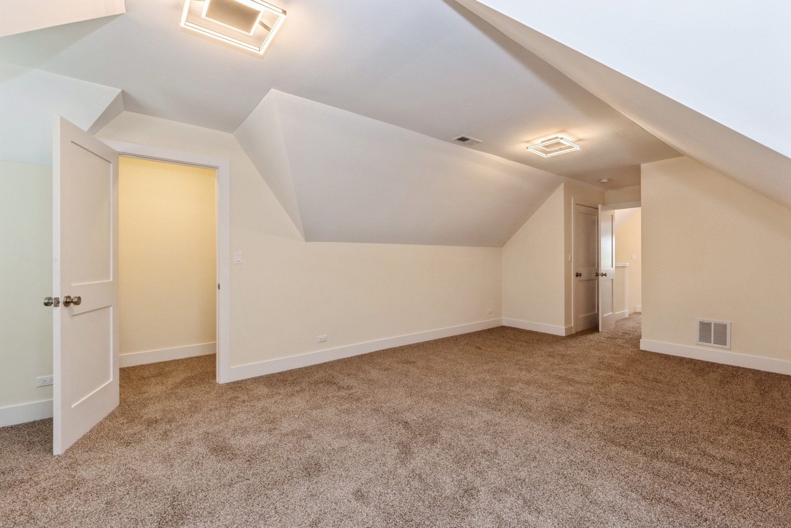 5938 N Sacramento Avenue Property Photo 21