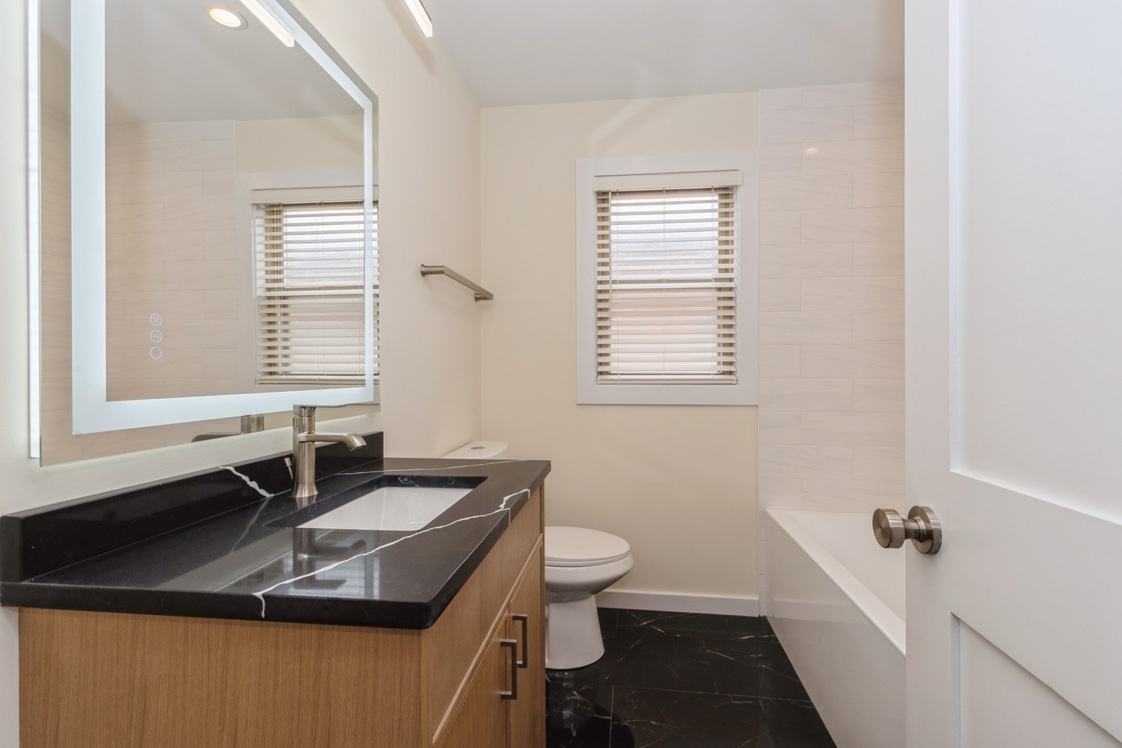 5938 N Sacramento Avenue Property Photo 22