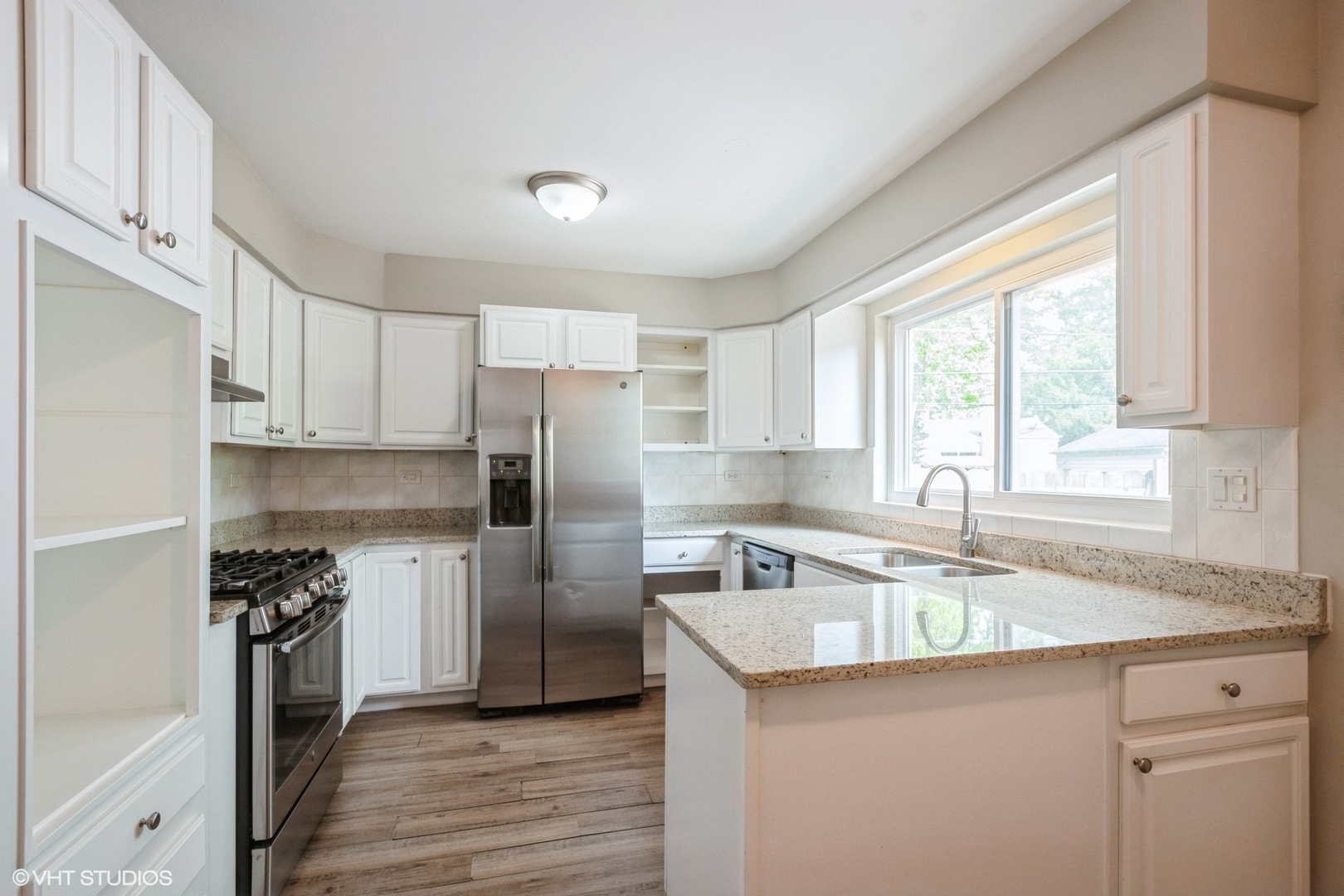 326 Skokie Ct Property Photo 2