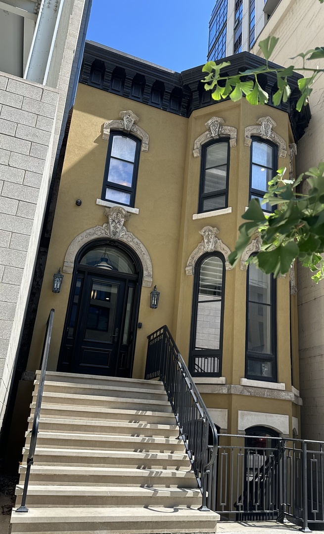 154 W Superior Street Property Photo 2