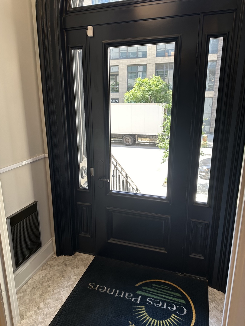 154 W Superior Street Property Photo 5