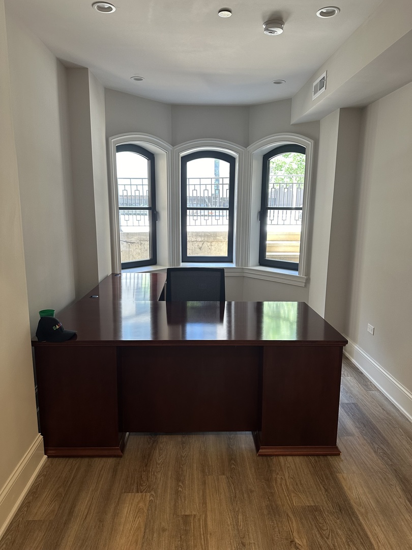 154 W Superior Street Property Photo 9