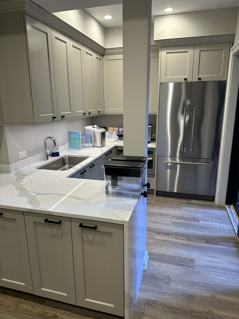 154 W Superior Street Property Photo 10