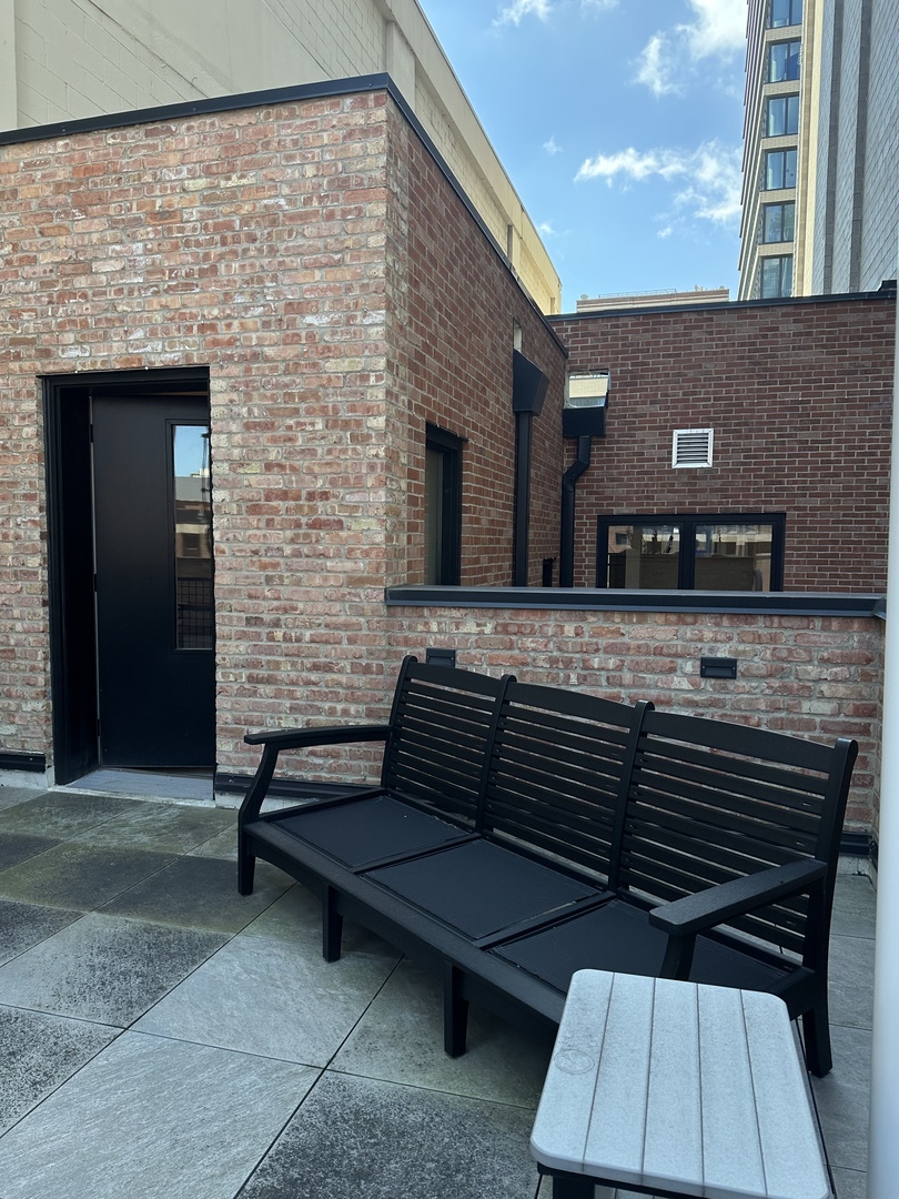 154 W Superior Street Property Photo 15
