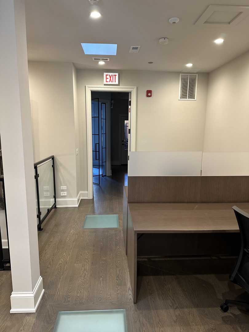 154 W Superior Street Property Photo 17