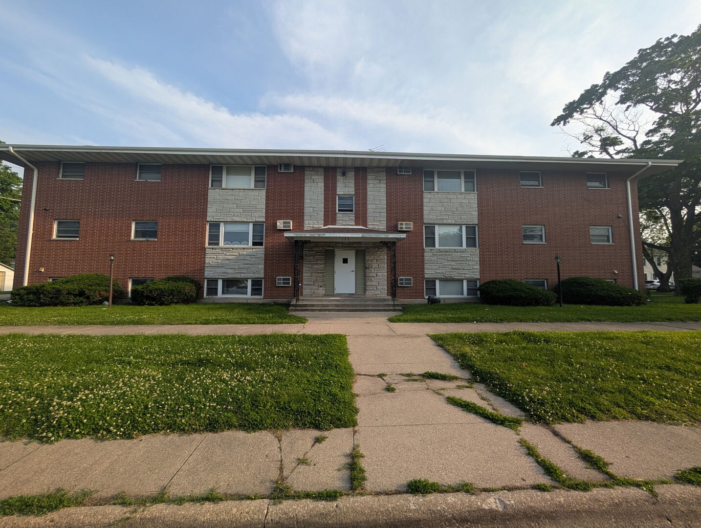 390 W Walnut Street Property Photo 1