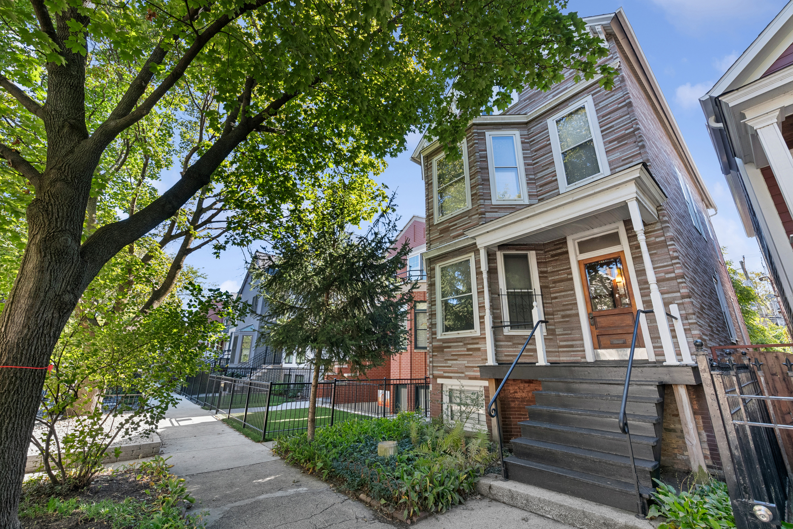 1329 W Nelson Street Property Photo 1