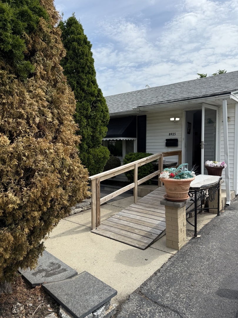 8925 S Komensky Avenue Property Photo 1
