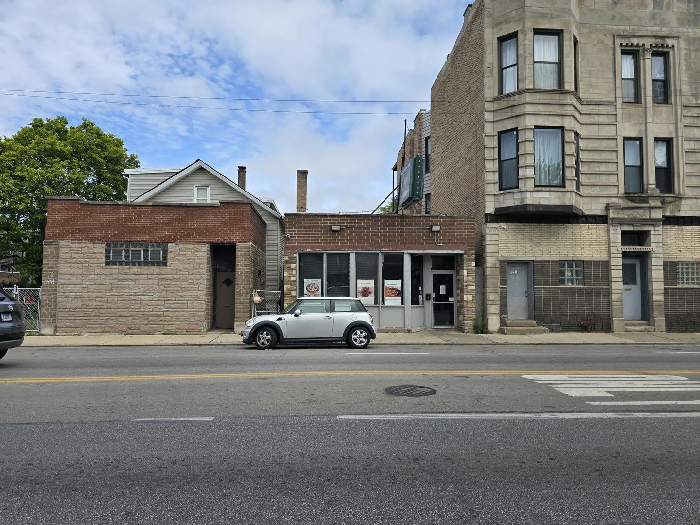 704 W 47th Street Property Photo 2