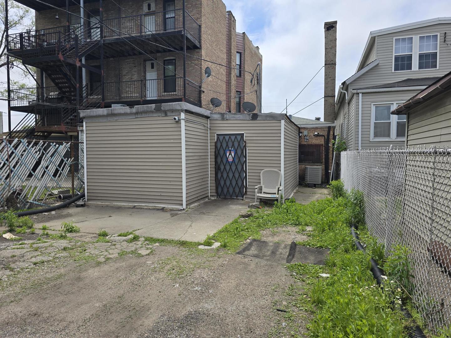 704 W 47th Street Property Photo 3