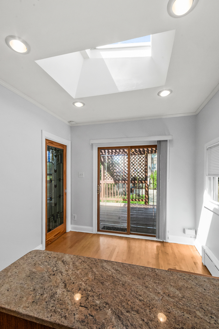 6700 N Fairfield Avenue Property Photo 19