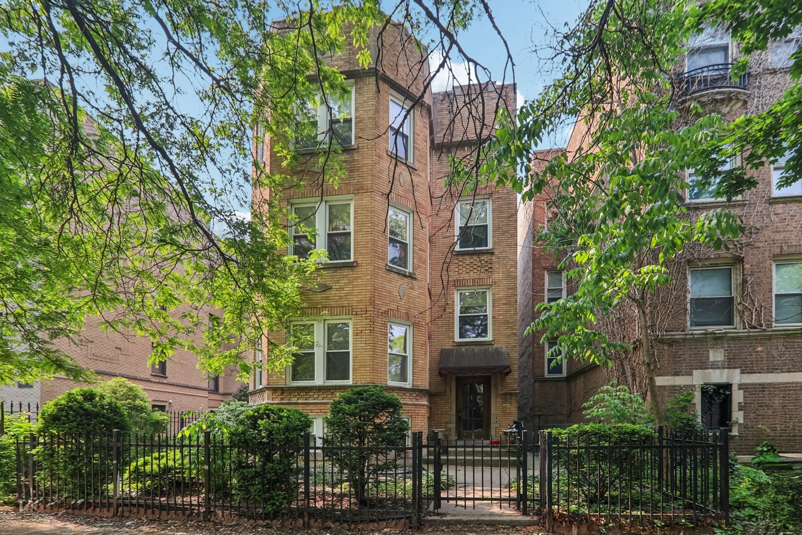 2115 W Arthur Avenue Property Photo 1