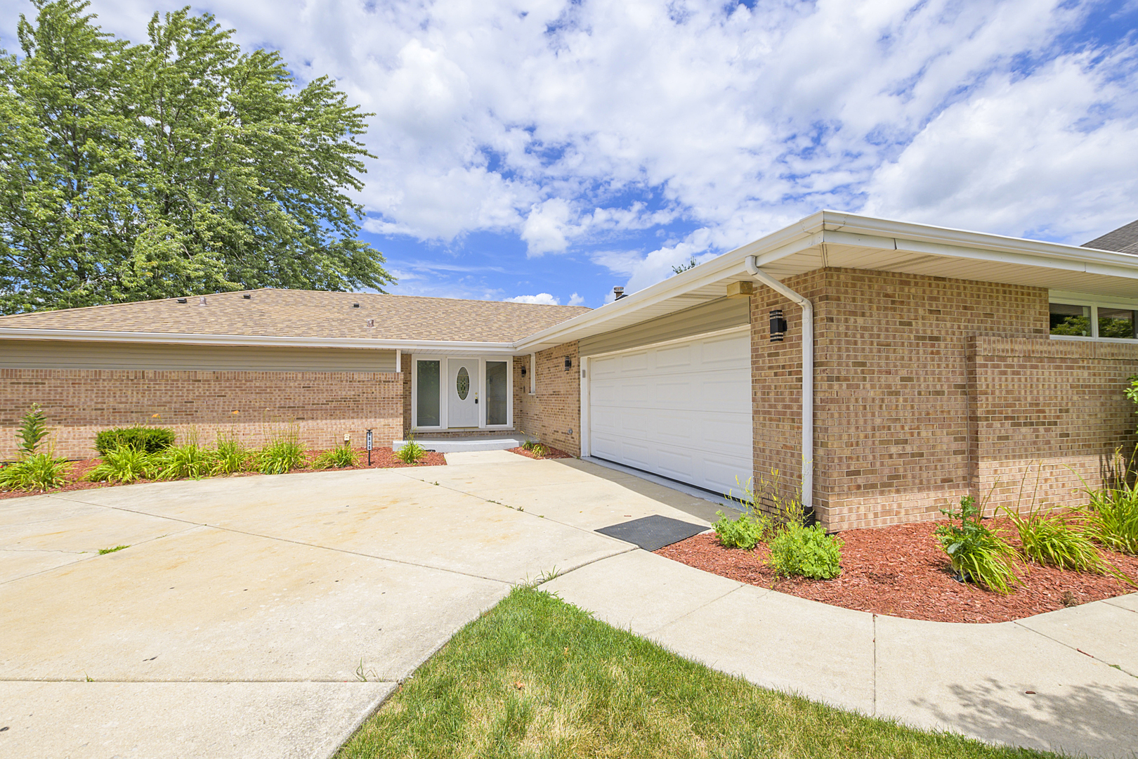 9836 Circle Parkway Property Photo 1