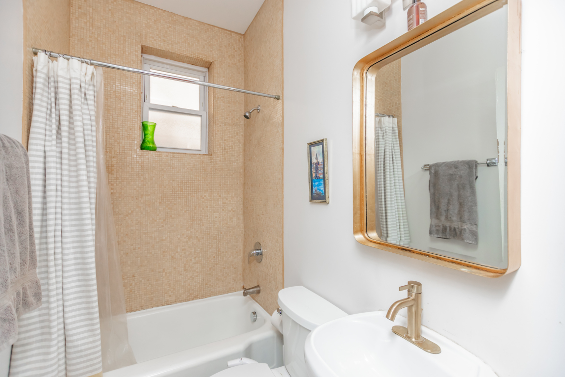 4805 S Langley Avenue Property Photo 6