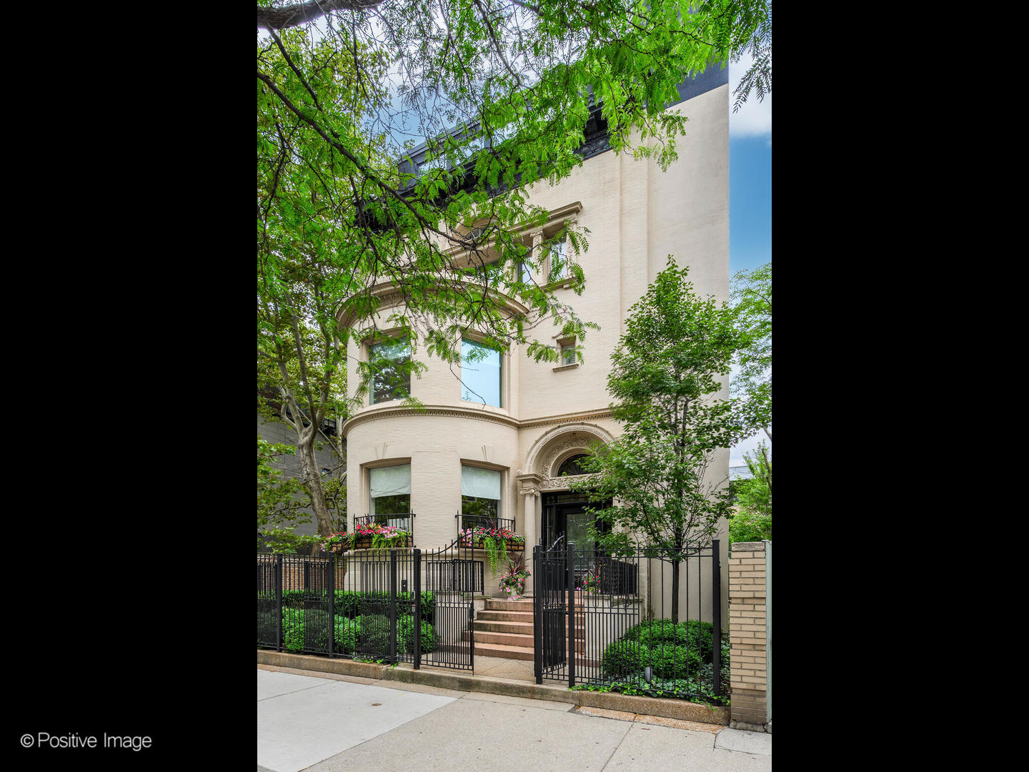 1352 N La Salle Drive Property Photo 1