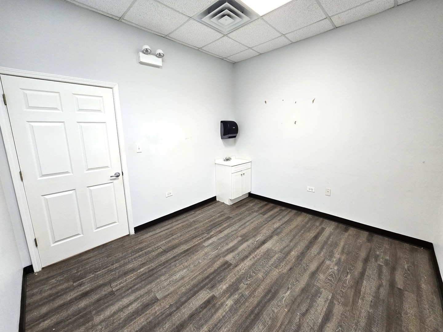 311 W 23rd Street Property Photo 8