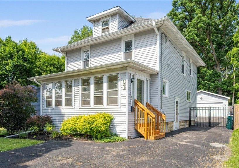 721 S Batavia Avenue Property Photo 1