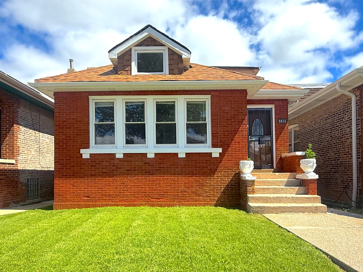 9413 S Prairie Avenue Property Photo 1