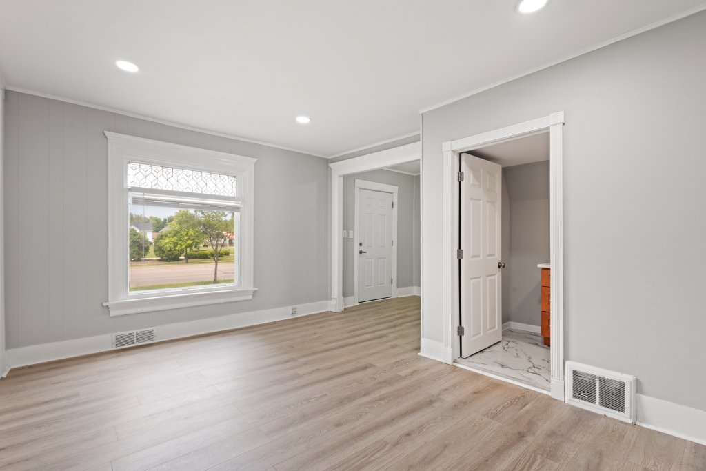 450 W Galena Boulevard Property Photo 11