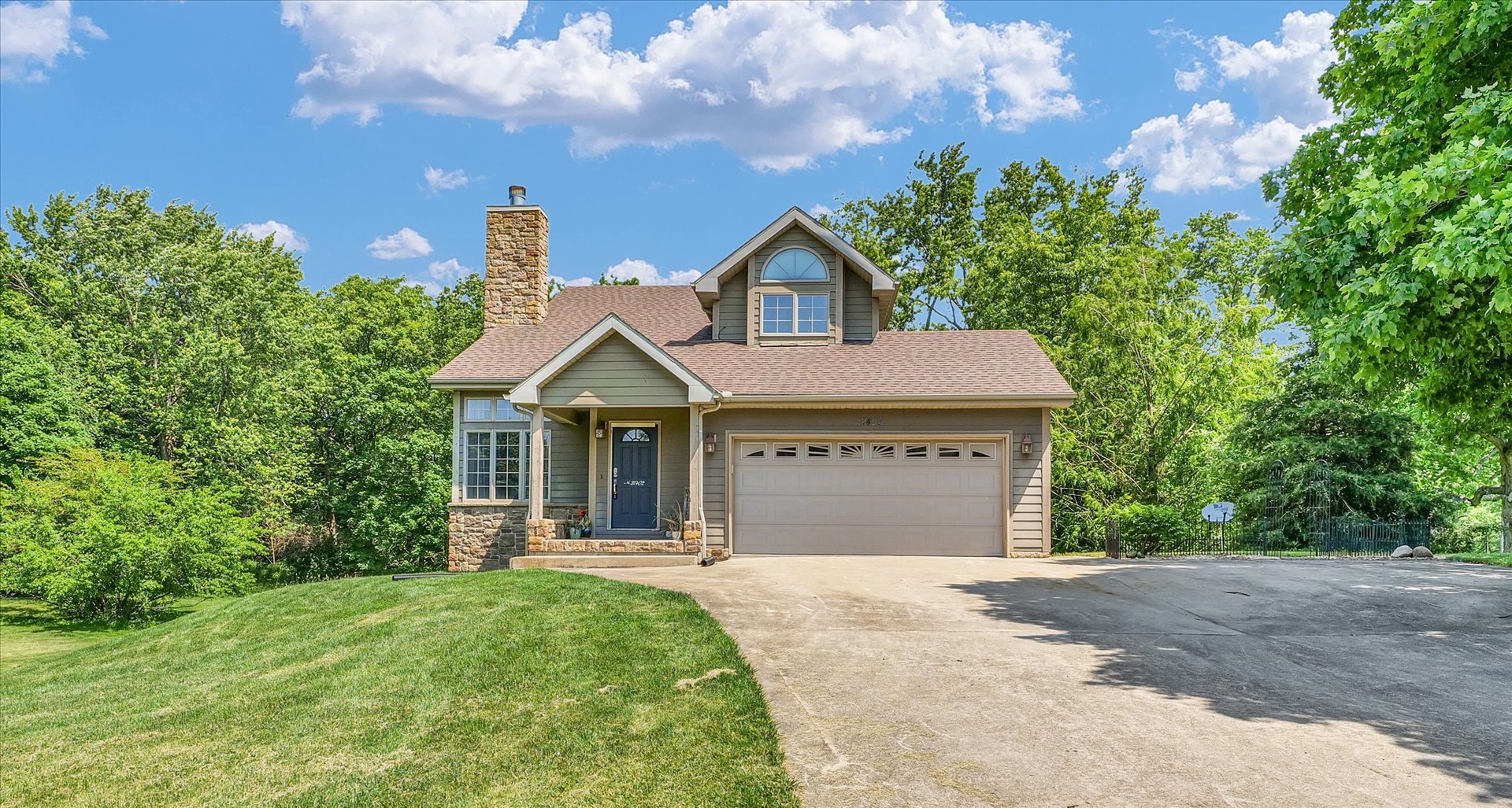 37402 Comanche Drive Property Photo 1