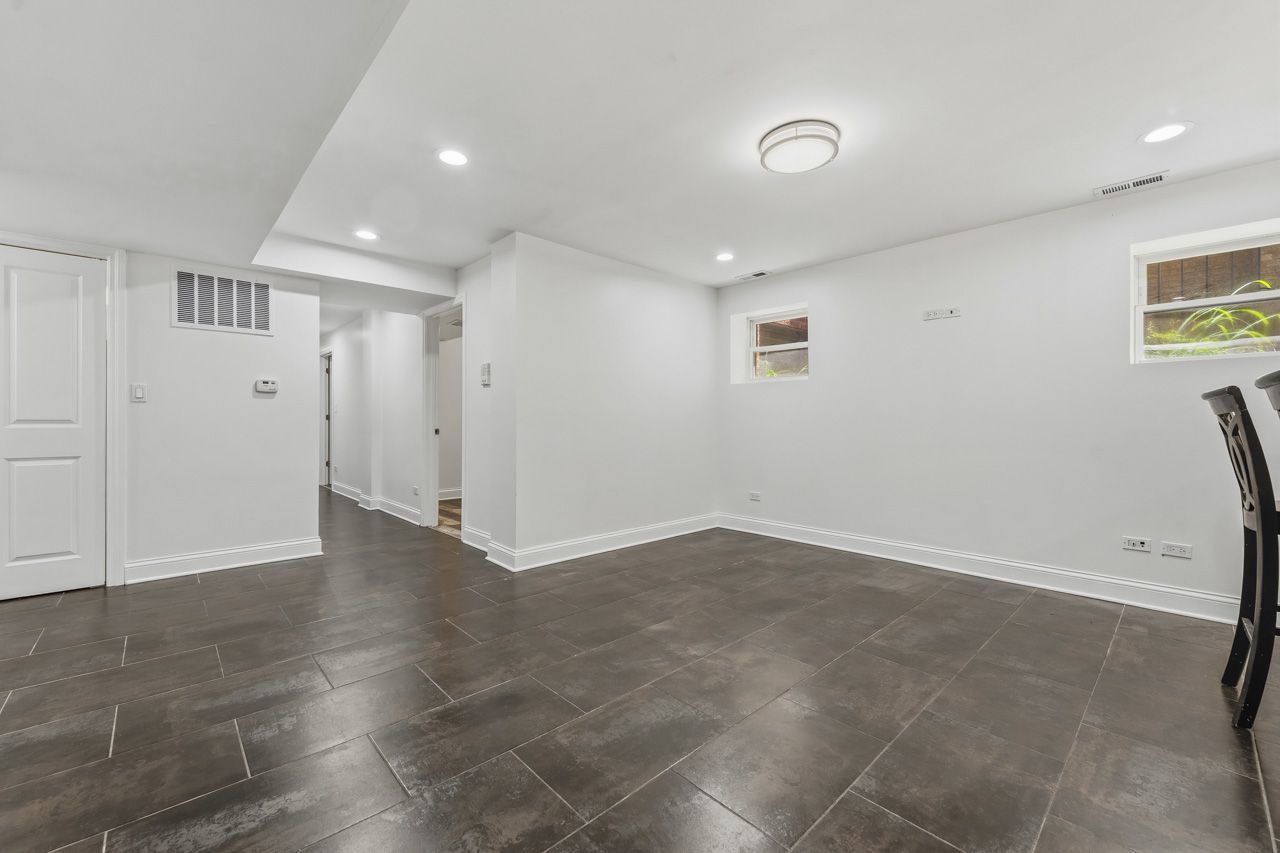 7733 N Marshfield Avenue Property Photo 17