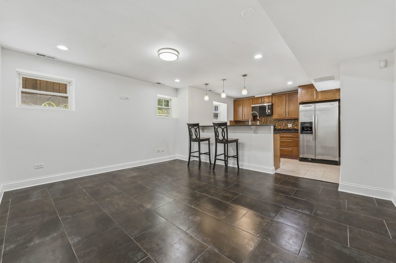7733 N Marshfield Avenue Property Photo 18