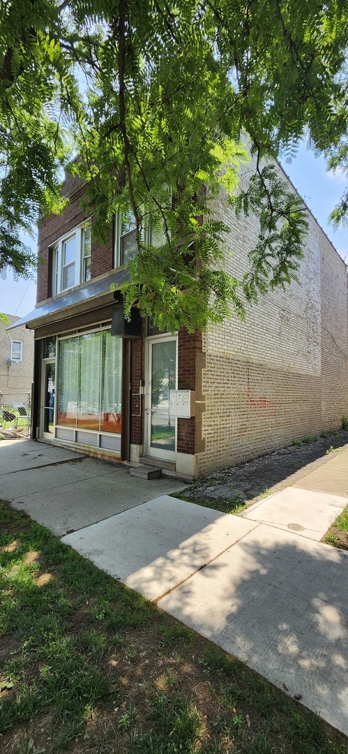 5905-5909 W Fullerton Avenue Property Photo 2