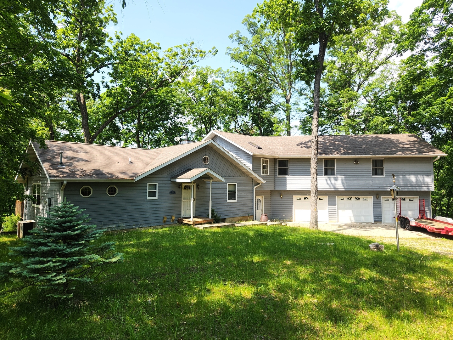 1115/1114 Windyhill Court Property Photo 1