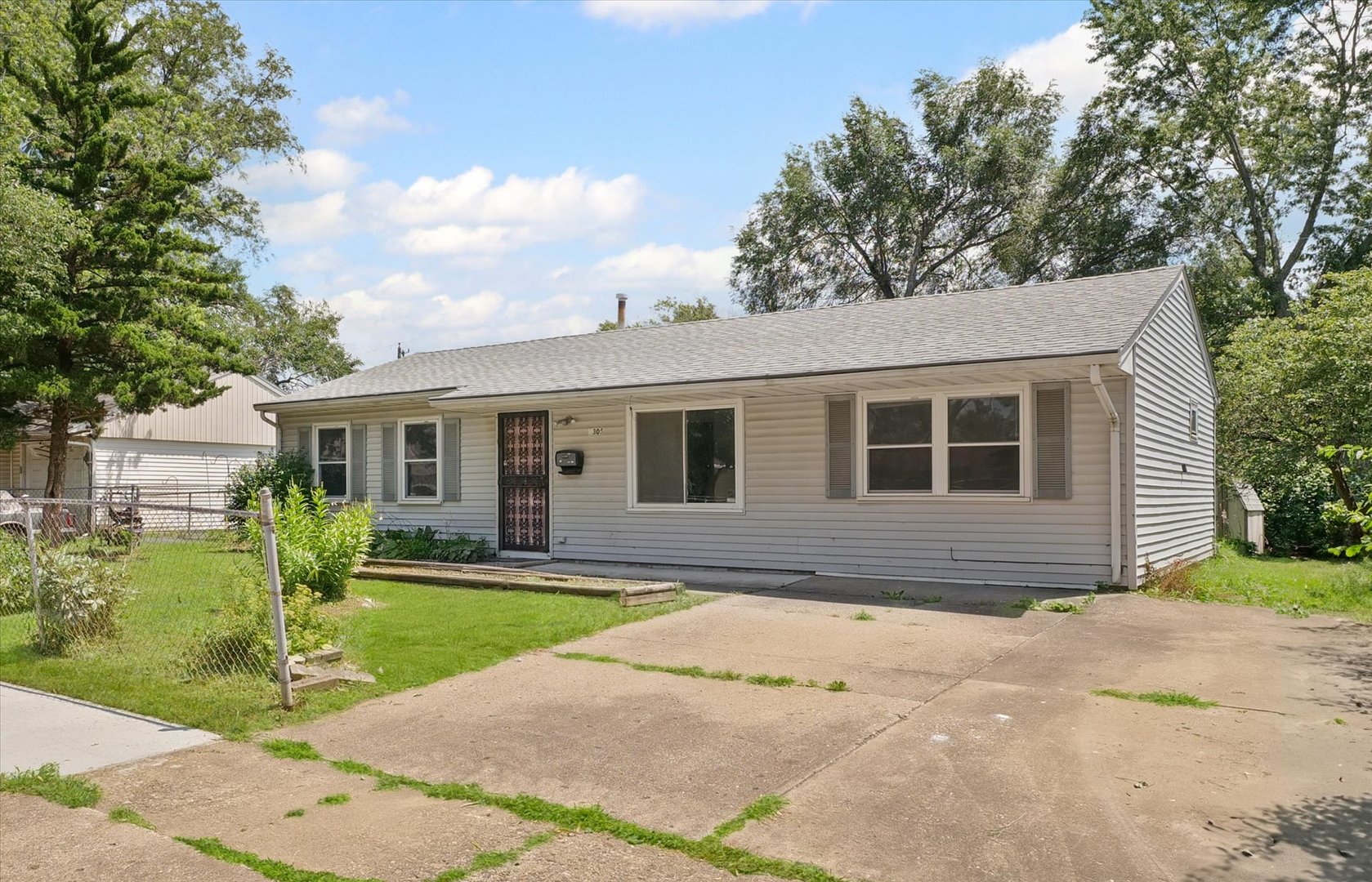 1305 W Beardsley Avenue Property Photo 1