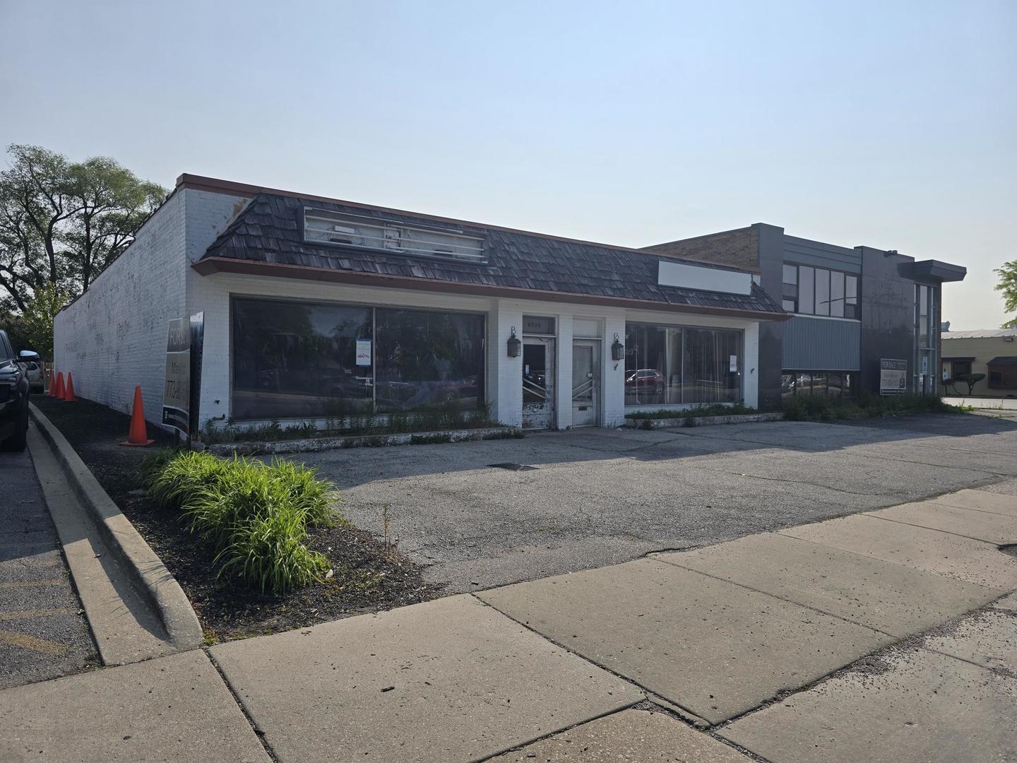 6731-6733 N Lincoln Avenue Property Photo 3
